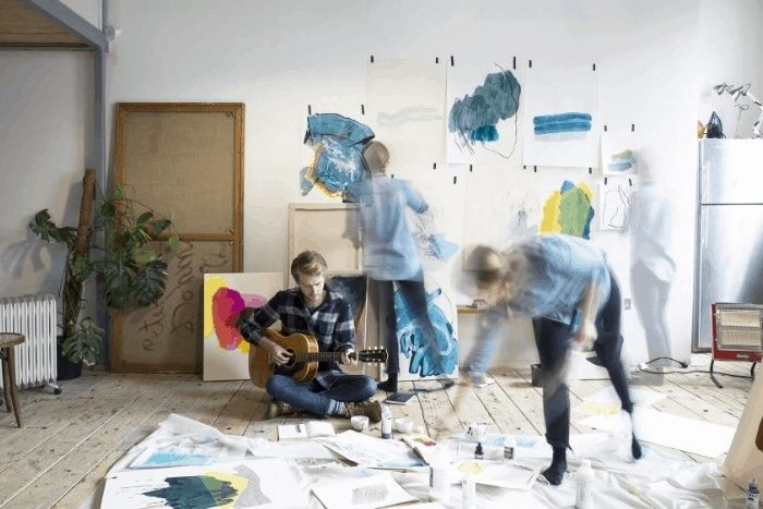 Artistes réunis dans un atelier, entre peintures, musique et création