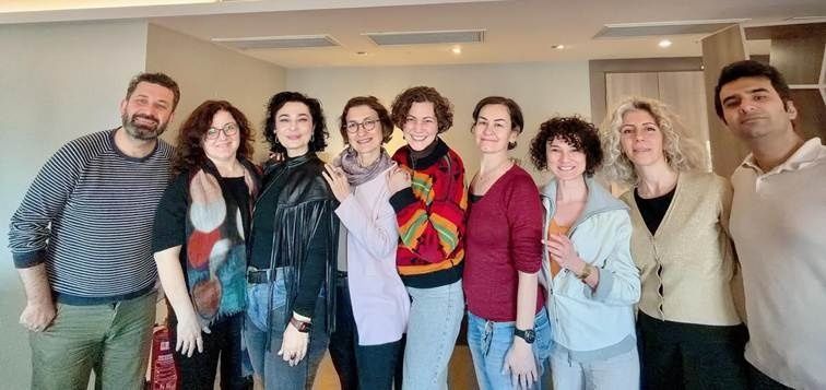 Groupe de neuf adultes réunis pour une photo lors d